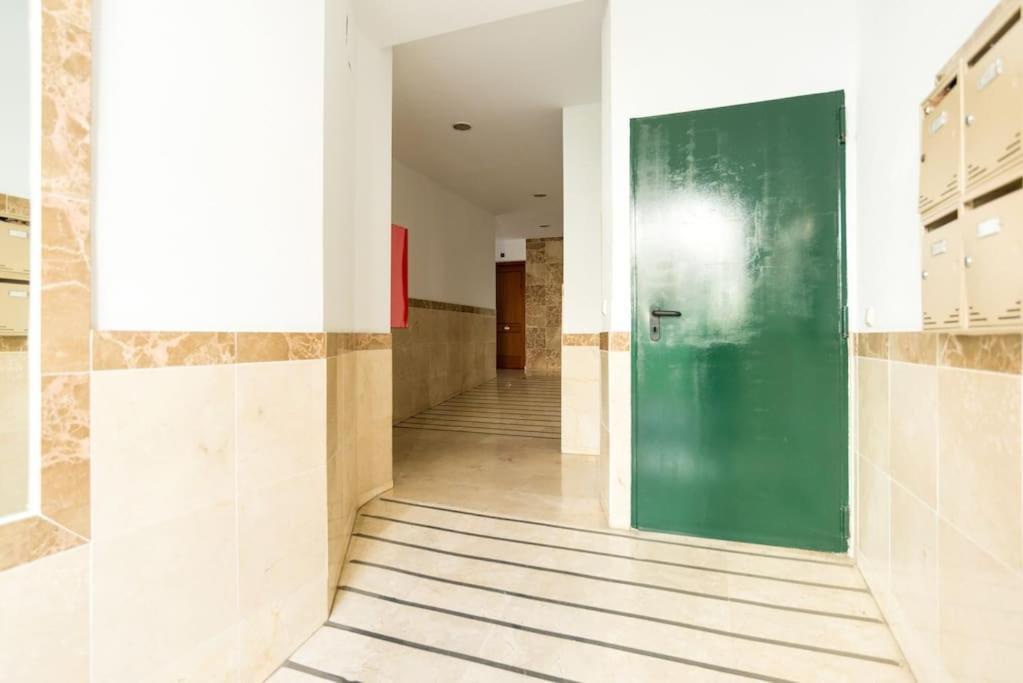 Апартаменты Apartamento Con Parking Gratis En El Centro De Малага Экстерьер фото